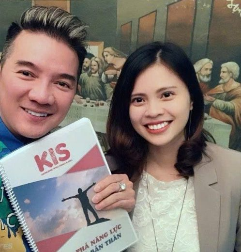 Trinh cùng một khách hàng sau buổi làm việc