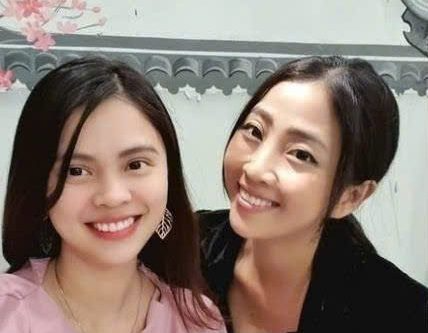 Trinh cùng một khách hàng sau buổi làm việc